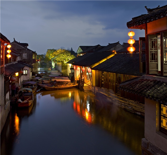 “说一个喜欢夜周庄的理由”“唔，它很色”